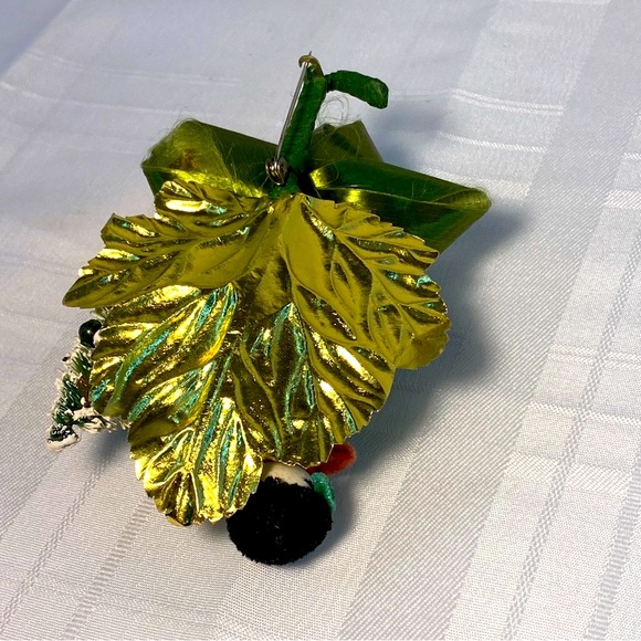 Vintage Christmas Corsage W/ A Gift Box Boy W/ Chenille Arms Bottle Brush Tree. - Picture 7 of 11